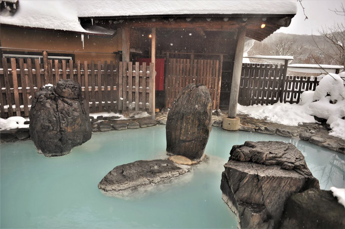 The mixed-bathing outdoor bath at Kyounso inn in Matsukawa Onsen